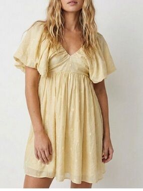 NWT Moon River Pale Yellow Flutter-Sleeve Mini Dress